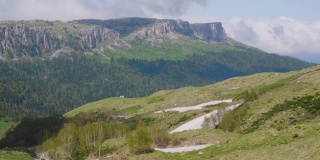 北高加索地区。白种人的自然保护区。春天的拉戈-那基高原。Guzeriplsky通过。