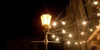 城市灯光飘雪的夜晚