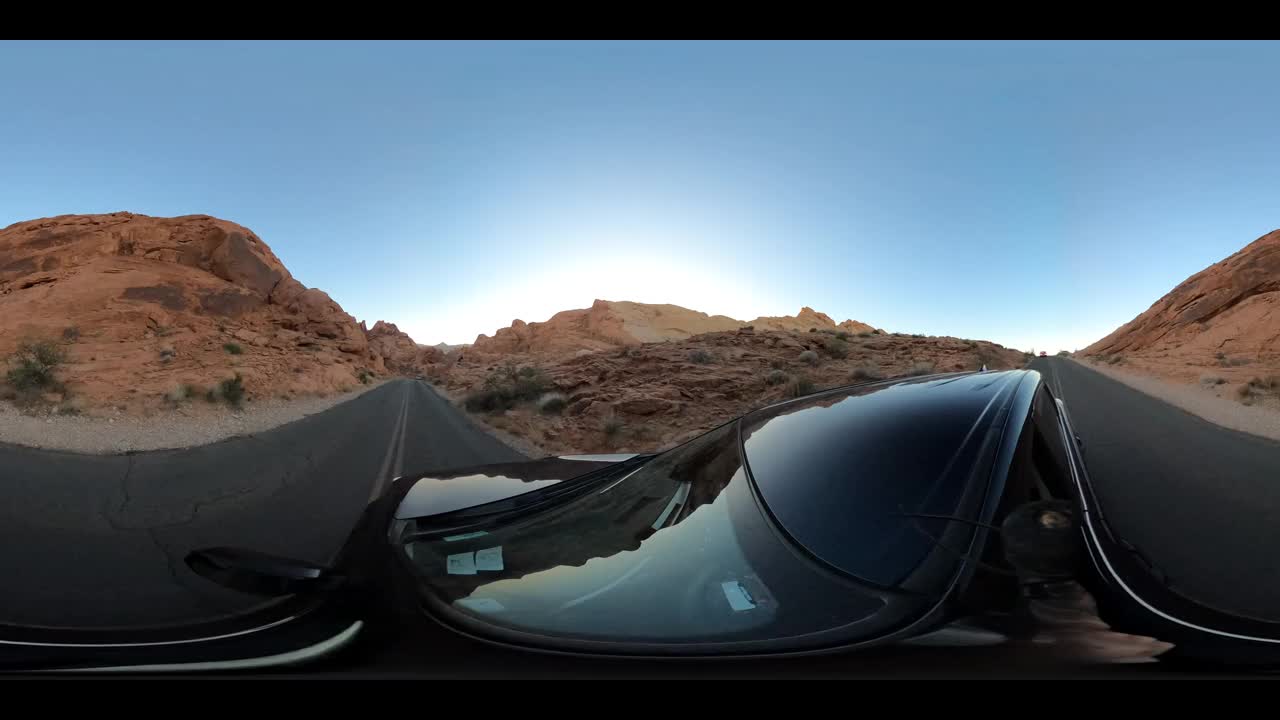 在火谷中驾车穿越峡谷(等效矩形360 VR)