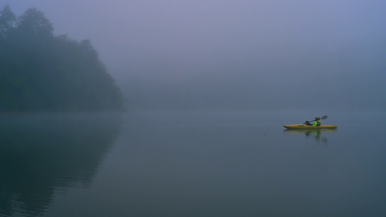 在雾蒙蒙的早晨划桨