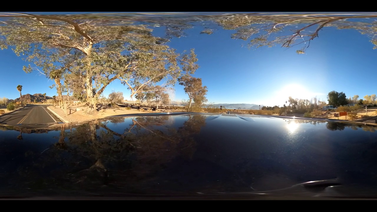 驾车离开湖泊，走上孤立的沙漠道路(等效矩形360 VR)