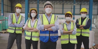 仓库员工在工厂的照片。