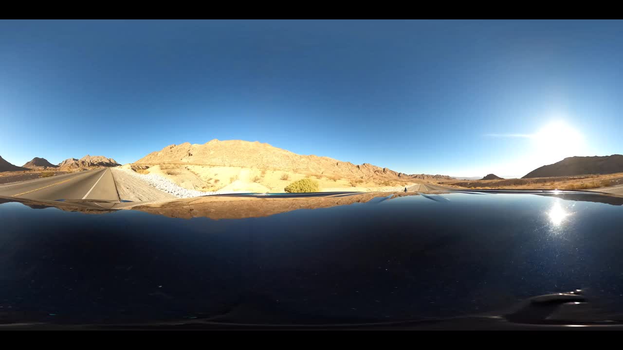沙漠中穿越山口(等矩形360 VR)
