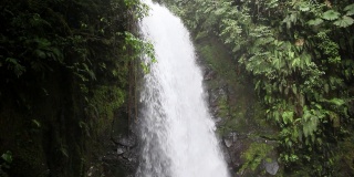 哥斯达黎加丛林里的大瀑布