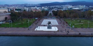 位于希腊爱琴海Thermaikos海湾沿岸的塞萨洛尼基市的堤岸上的亚历山大大帝纪念碑，以奥林匹斯山为背景。无人驾驶飞机射击。