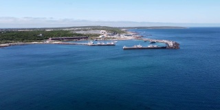 湛蓝的甘斯湾和小型的工作港口和工厂
