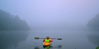 在河雾中划独木舟