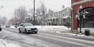 小镇主街的冬季建立镜头