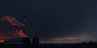 在落日余晖和蓝天的背景下，火力发电厂的蒸汽从管道中流出。文本复制空间，技术