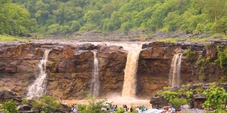 这张照片拍摄的是印度古吉拉特邦Dang区的瓦格海悬崖上的吉拉瀑布。吉拉瀑布从安比卡河上瀑布而下。游客们看着瀑布