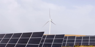 太阳能电池板旁边的一个风电场，可再生能源的概念，环保主义和清洁的电力来源