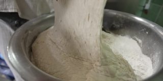 面包面团的制作过程。酵母和面粉混合