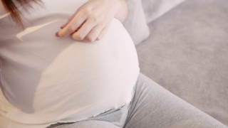 孕妇在家服用-3脂肪酸补充剂。视频素材模板下载