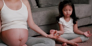 怀孕期间和她可爱的女儿在一起，练习正念可以提升积极的感觉，或者冥想可以减少压力。