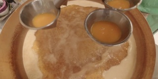 泰式甜点。在铜锅中放入鸡蛋和糖，搅拌，煮沸。