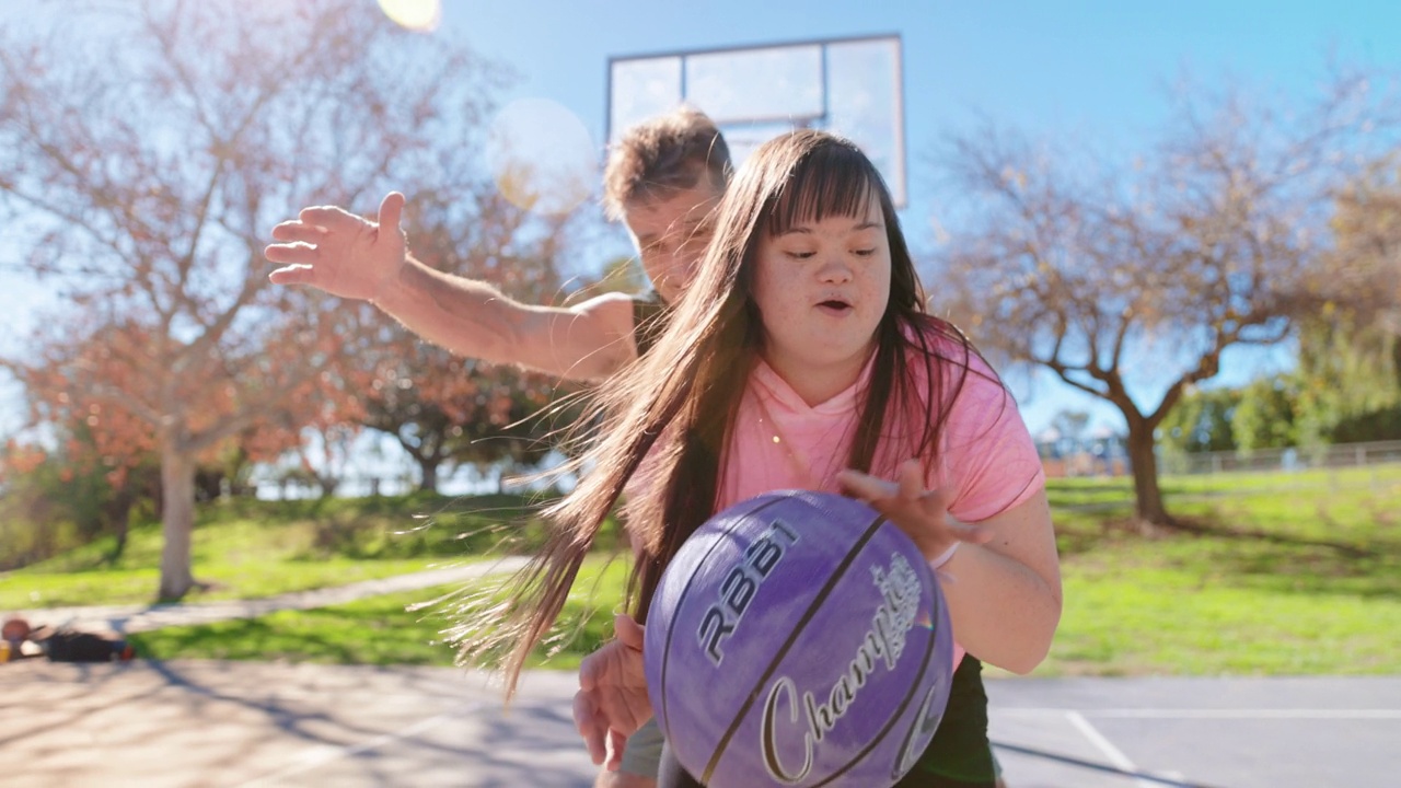 患有唐氏综合症的女孩和家人一起打篮球