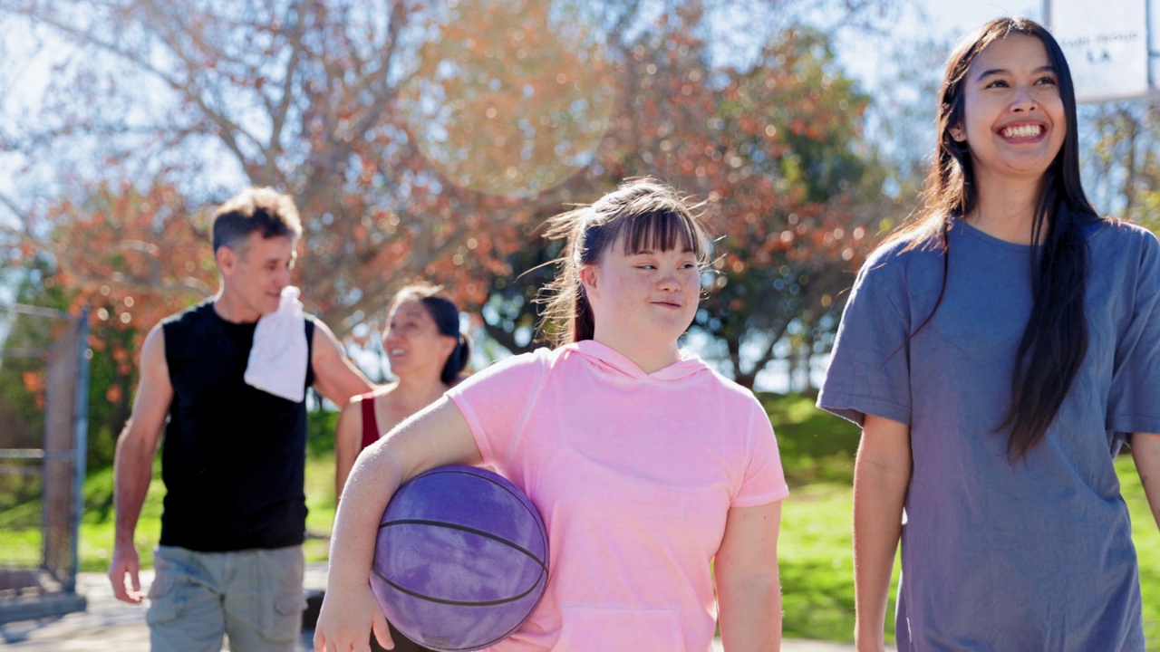 患有唐氏综合症的女孩和家人一起打篮球