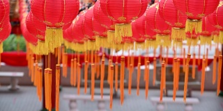 春节期间，古老的传统寺庙上挂着圆红灯笼