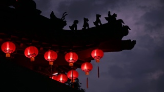 古老的传统寺庙晚上挂着圆圆的红灯笼视频素材模板下载