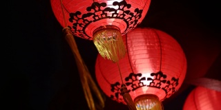 古老的传统寺庙晚上挂着圆圆的红灯笼。