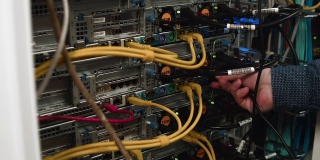 在5G网络的大型服务器机柜中，连接系统单元的线缆。
