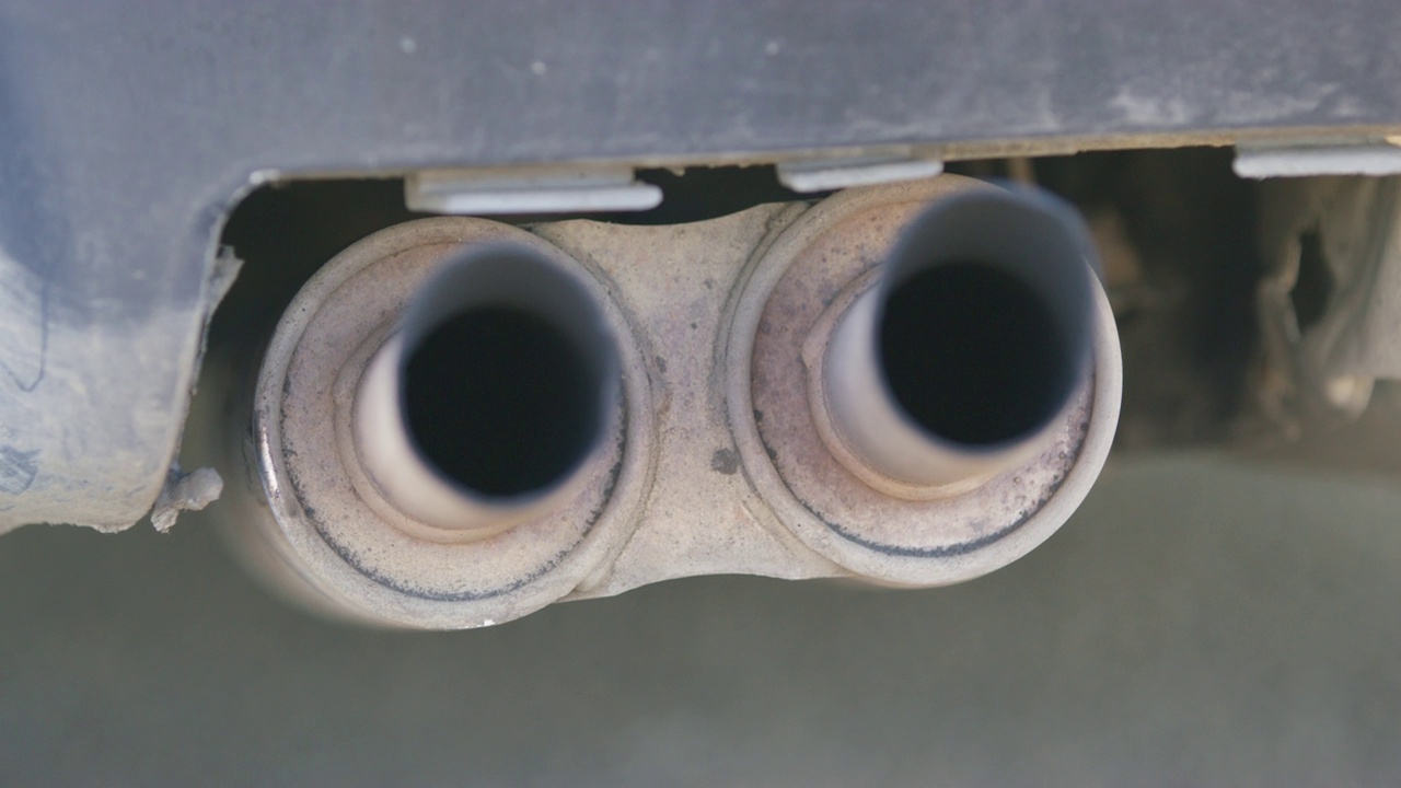 双汽车排气管，用于去除发动机废气中的有害物质，降低车辆的噪音水平，密闭。汽车部件和系统。