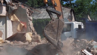 旧建筑拆除的过程。挖掘机拆旧房子，关闭视频素材模板下载