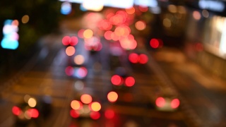 夜晚的路灯模糊了路上车辆的散景视频素材模板下载