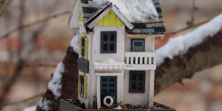 冬天挂在树上的老式乡村鸟舍——冬天喂鸟——屋顶覆盖积雪的木制鸟舍——挂在花园里的喂鸟器喂大山雀