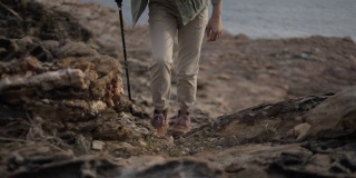 一名女性徒步旅行者在度假时的脚和腿。