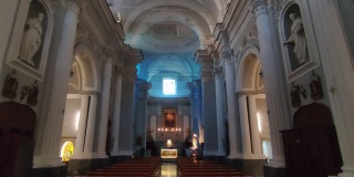 那不勒斯——从入口看圣玛丽亚德拉费德教堂的内部概况