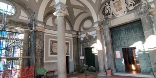 那不勒斯-圣玛丽亚教堂入口处门廊的概览