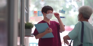 亚裔华裔女护士在诊所向她的女病人讲解体检报告