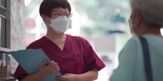 亚裔华裔女护士在诊所向她的女病人讲解体检报告