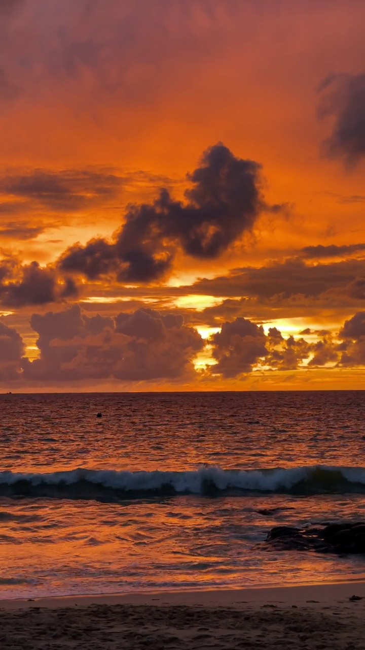 垂直视频火明亮的日落在海滩上