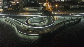 海上高速公路交通流量在夜间的城市视频素材模板下载