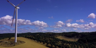 风力涡轮机在一个乡村场景，葡萄牙，阿连特霍。它是一种清洁的燃料来源。风能不像依靠燃烧煤炭或天然气等化石燃料的发电厂那样污染空气。