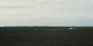 鸟瞰图农业田野景观背景。农场上种植的小麦作物。