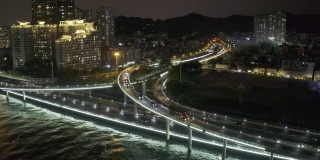 海上高速公路交通流量在夜间的城市