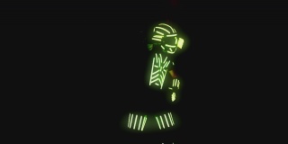 男人穿着发光二极管的服装和彩色的灯跳舞和移动在黑暗的室内或俱乐部。跳舞的人穿着身上有霓虹灯的衣服跳舞。用ARRI相机拍摄