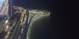 海上高速公路交通流量在夜间的城市