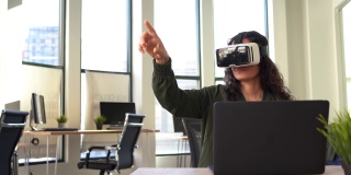 会议室里有个女人在用虚拟现实