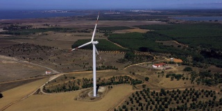 风力涡轮机在一个乡村场景，葡萄牙，阿连特霍。它是一种清洁的燃料来源。风能不像依靠燃烧煤炭或天然气等化石燃料的发电厂那样污染空气。