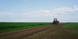 农田拖拉机在农业自然景观中耕作。农场的概念。