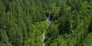 夏季松树林中小瀑布鸟瞰图。奥地利蒂罗尔