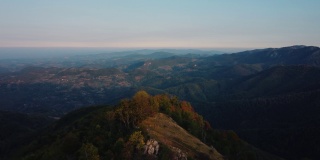 用无人机拍摄的秋色乡村丘陵景观。