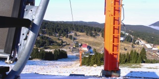 冬季，缆车在滑雪缆车坡道上左右滑动