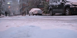 一些人试图在冬天滑的雪地上行走