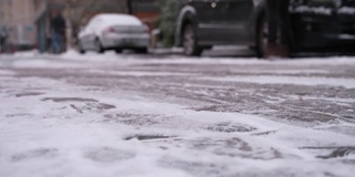 一辆汽车在大雪过后行驶在积雪的街道上