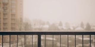 在下雪天，从公寓里看风景